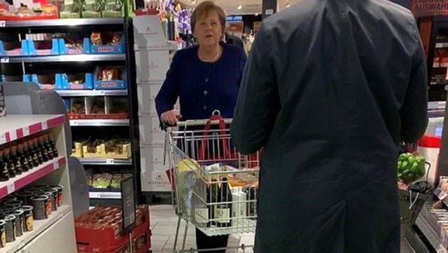 merkel-in-kendini-karantinaya-almasinin-ardindan-markettekiler-panik-oldu.jpg